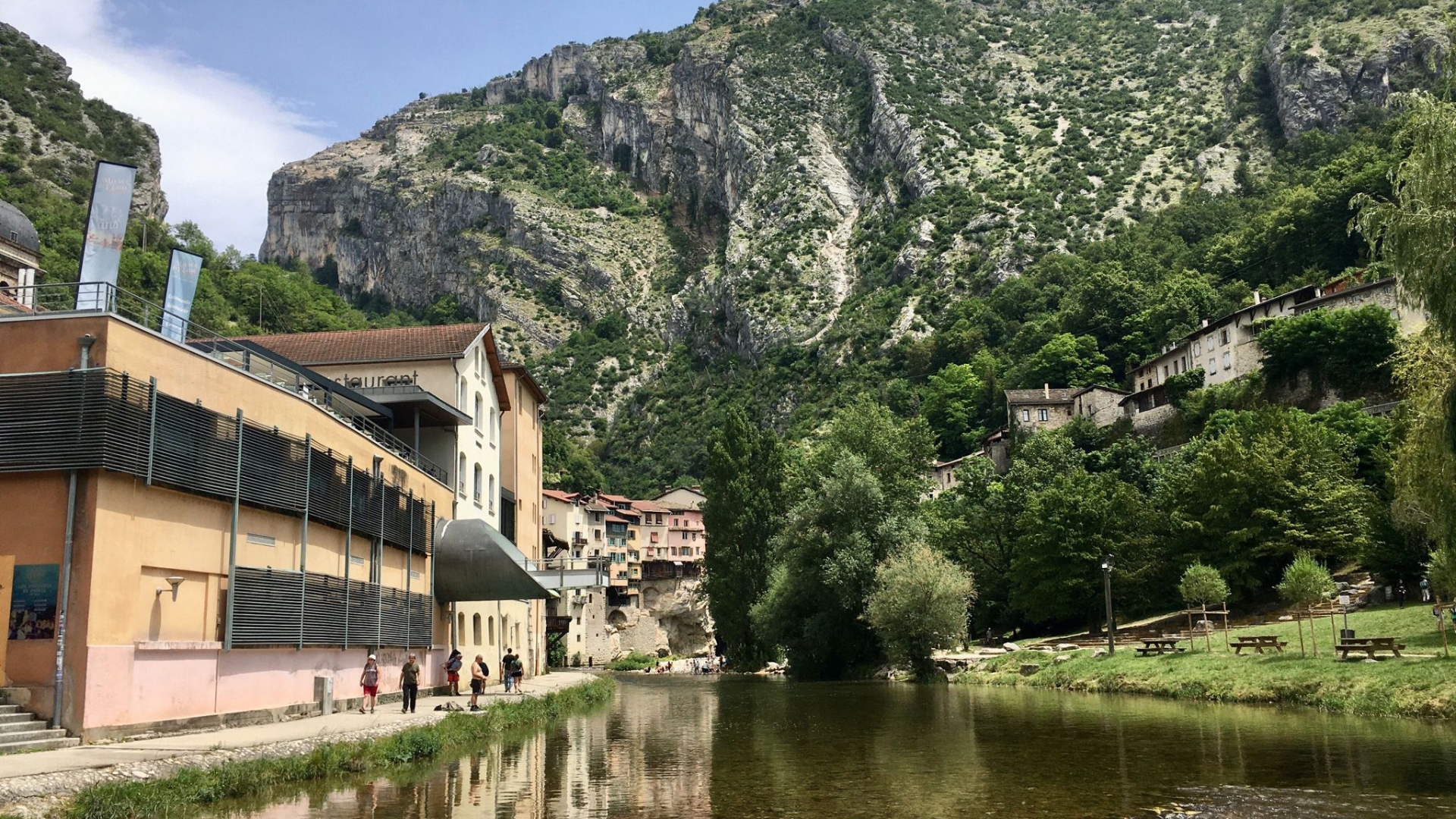 Photos LinkedInTwitterFacebook